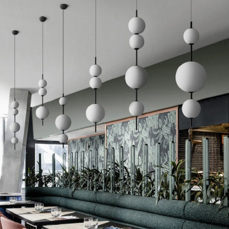 suspension lumineuse moderne minimaliste blanc sphères simples matériaux apparents opaques salle bain salon restaurant