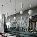 suspension lumineuse moderne minimaliste blanc sphères simples matériaux apparents opaques salle bain salon restaurant