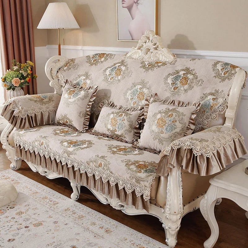 Un beau canapé vintage orné de motifs floraux élégants et de dentelle raffinée, offrant un charme et un style d'époque à cette pièce d'intérieur.