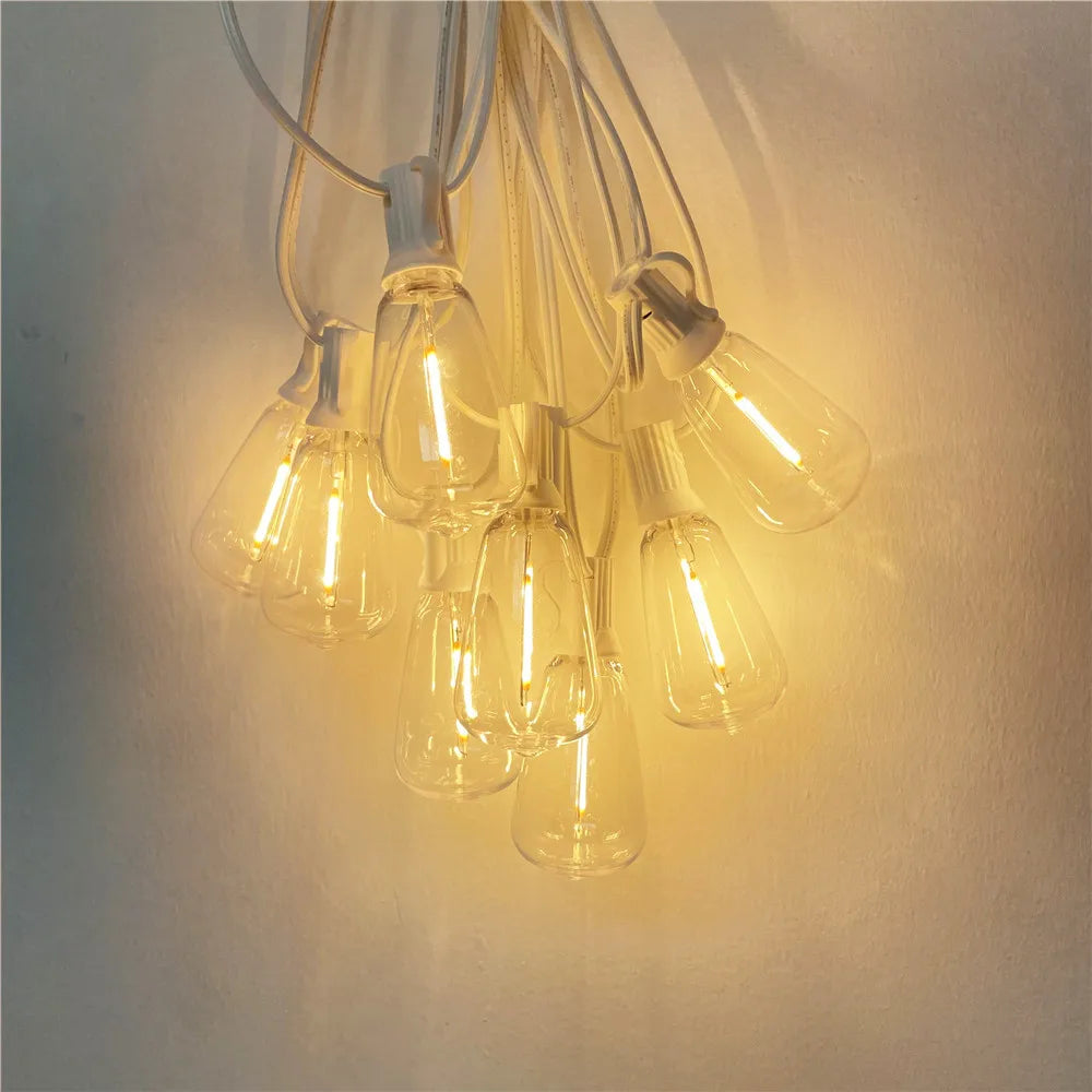 Guirlande lumineuse LED extérieure incassable suspendue dans un jardin