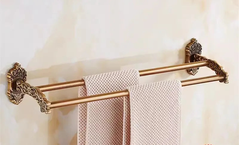 accessoires salle bain doré ornements sculptés finition brillante antique élégant porte serviettes savon toilette