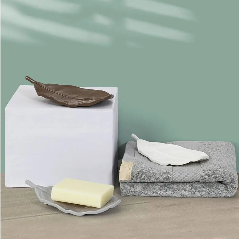 assiettes feuilles forme moderne minimaliste couleurs vert gris marron rouge blanc
