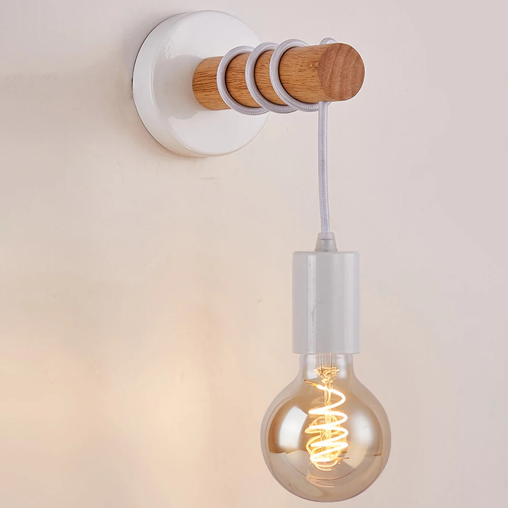 Détail de l'applique murale en bois avec culot E27 et interrupteur