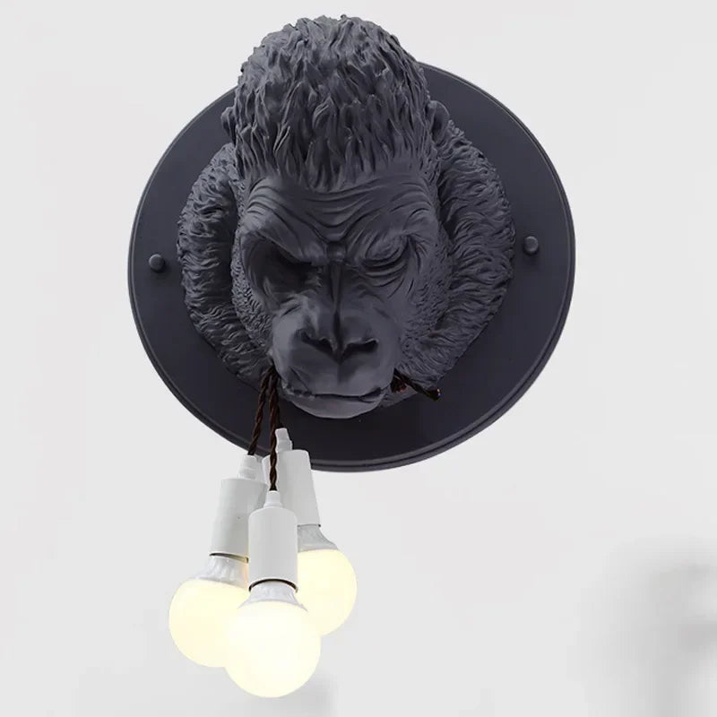 Lampe résine gorille sur table de nuit