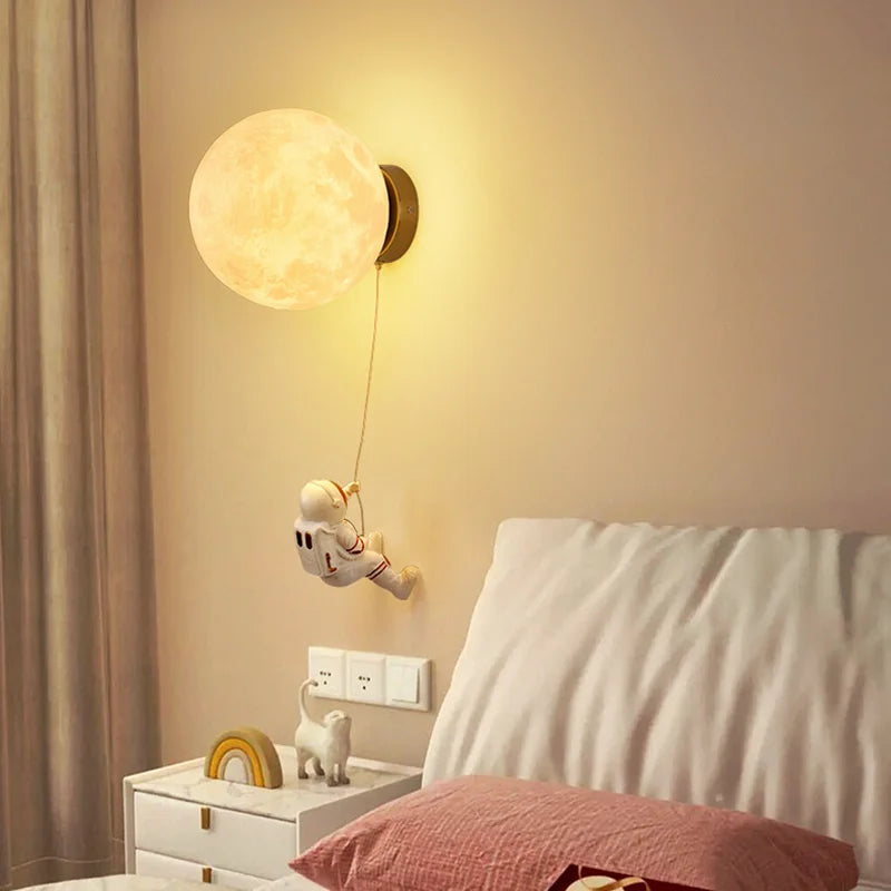 lampe murale astronaute moderne texture lune blanc doré décoration chambre enfant luminaire