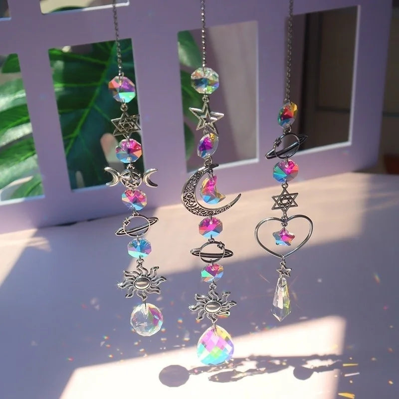 pendentif créatif planètes coeurs étoiles astronautes argent multicolore opalescent reflets arc ciel chaîne métallique
