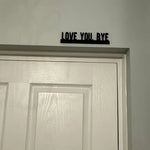 décoration murale plaque minimaliste LOVE YOU BYE noir lettres blanches salon contemporain sans électricité
