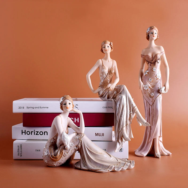 statues décoratives résine filles nordiques élégantes robes fleurs détails dorés occasion noël mariage anniversaire