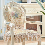 Un fauteuil vintage décoré avec des motifs floraux et des éléments de dentelle, offrant une touche élégante et raffinée à l'intérieur.