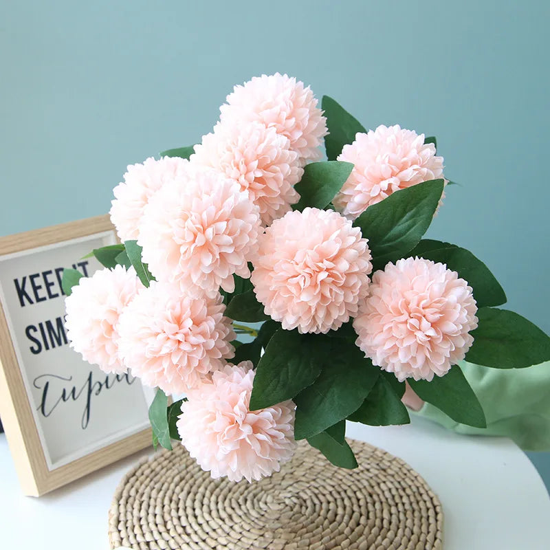 décoration intérieure moderne bouquet artificiel fleurs pompons roses rouges blancs minimaliste