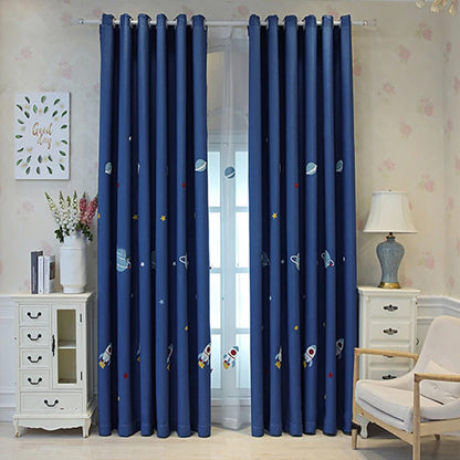 Rideaux occultants pour chambre d'enfant avec motifs spatiaux bleus. Décoration intérieure pour créer une ambiance ludique et apaisante dans la chambre. Effet décoratif et fonctionnel pour personnaliser l'espace tout en filtrant la lumière extérieure. Accessoire parfait pour une touche de fantaisie et de confort.