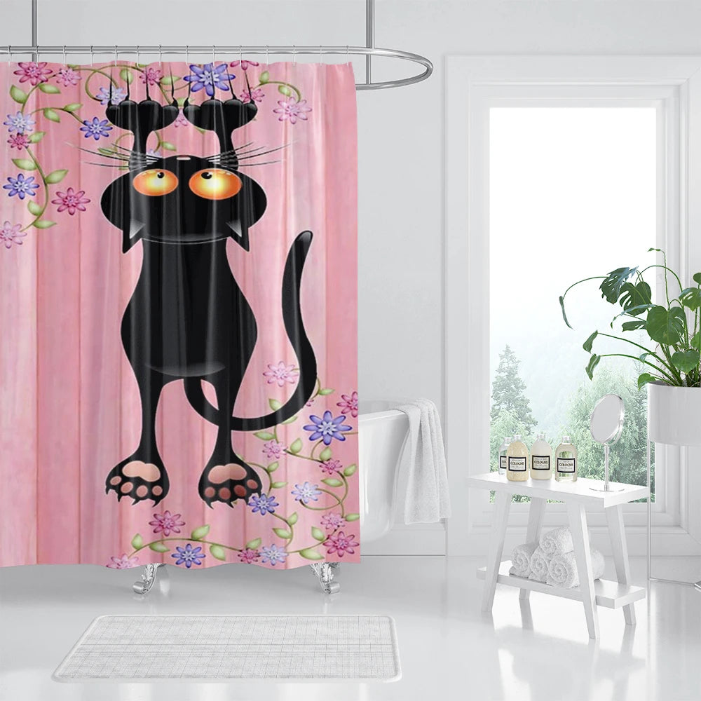 Des rideaux de douche à motif félin, mélangeant les nuances de gris, noir et blanc, suspendus à une tringle de fixation de plomberie en métal brillant. Ce traitement de fenêtre innovant apporte une touche d'originalité et de style à votre salle de bains, tout en conservant son utilité principale de préserver votre intimité. Un choix parfait pour les amoureux des chats et pour ceux qui cherchent à donner un peu de caractère à leur espace de bain.