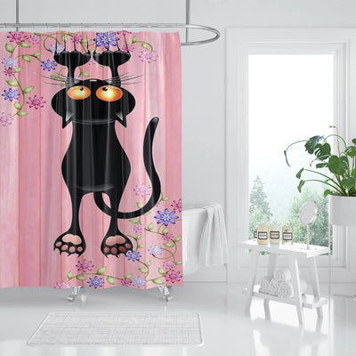Des rideaux de douche à motif félin, mélangeant les nuances de gris, noir et blanc, suspendus à une tringle de fixation de plomberie en métal brillant. Ce traitement de fenêtre innovant apporte une touche d'originalité et de style à votre salle de bains, tout en conservant son utilité principale de préserver votre intimité. Un choix parfait pour les amoureux des chats et pour ceux qui cherchent à donner un peu de caractère à leur espace de bain.