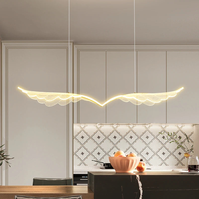 suspension lumineuse moderne ailes papillon blanc doré noir décoration florale branches feuilles
