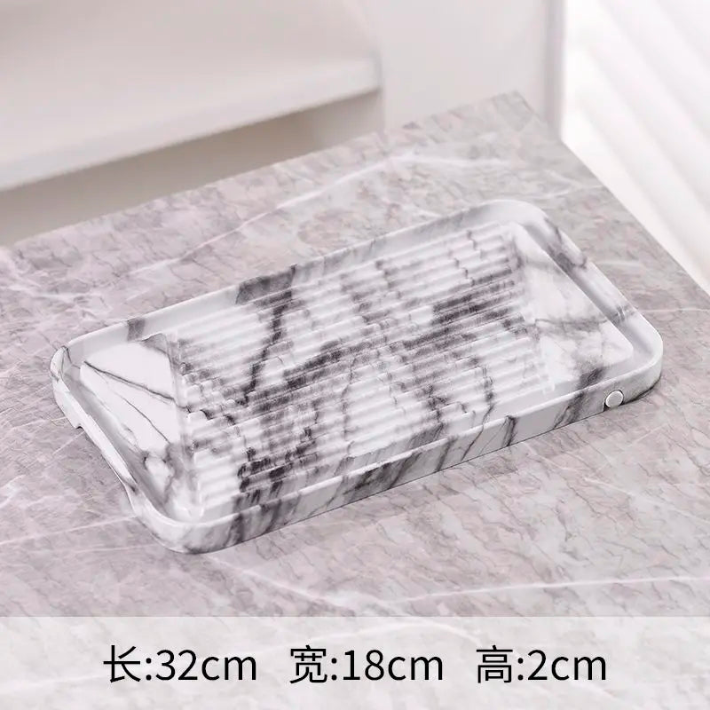 assiettes marbrées modernes élégantes lignes dorées noir blanc thé maison salon