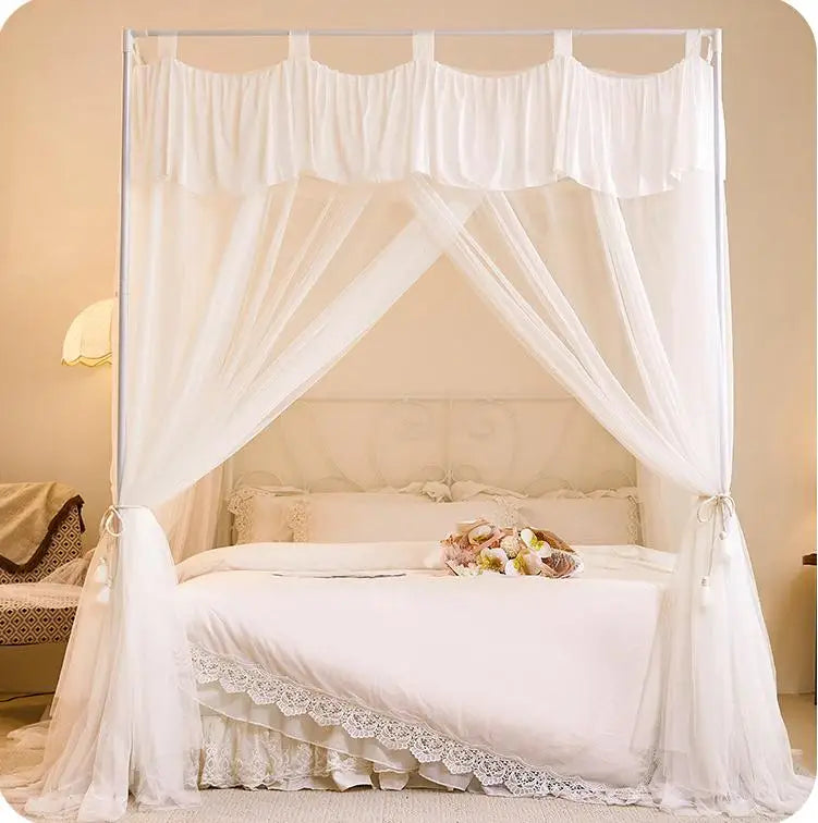 Lit à baldaquin avec des rideaux blancs aériens et une décoration florale reposant sur le lit.