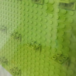 Cadre photo Lego bleu marine accroché au mur
