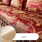 Coussins rouges ornés de motifs floraux dorés avec un revêtement antidérapant.