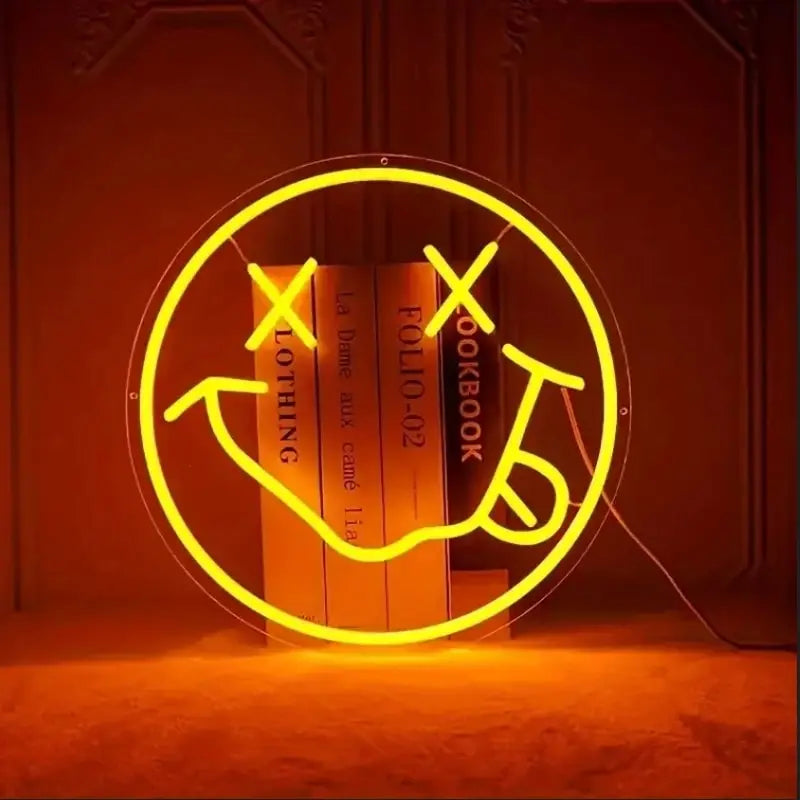 Enseigne au néon Smiley Face LED jaune allumée dans une chambre ado