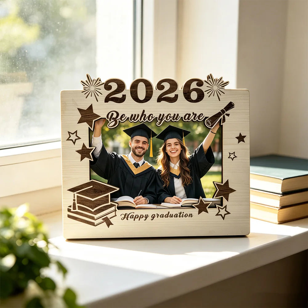 cadre photo bois gravé graduation 2026 casquette livre étoile opaque posable