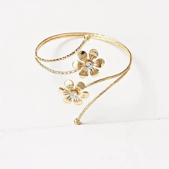 anneaux fenêtre or argent fleurs stylisées modernes élégants anneaux métalliques opaques inclusion fleurs