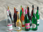 accessoires poupées miniatures bouteilles champagne étiquettes bouchons dorés vert noir rouge blanc