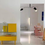 table ovale rose moderne chaises tressées meuble bas jaune tableaux bleus bol blanc lampe
