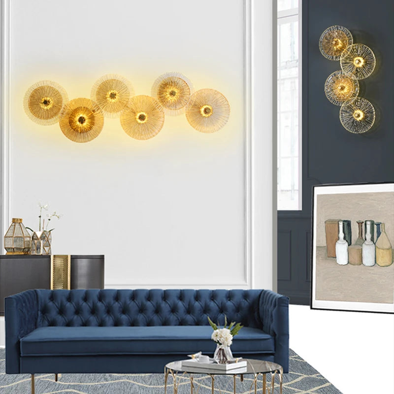 Applique murale LED noire en cristal moderne éclairant un couloir contemporain