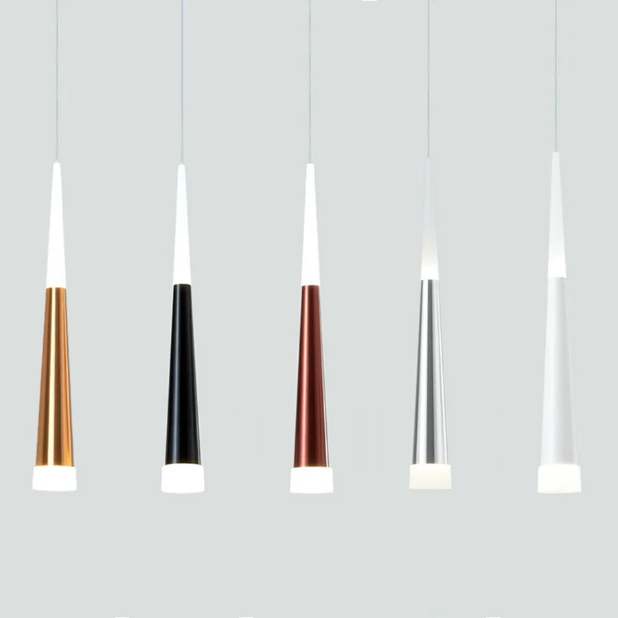 Suspension LED acrylique éclairant une table de chevet dans une chambre à coucher