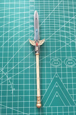 figurine articulée rouge épée ornementation fine base transparente fantastique warhammer blood angels