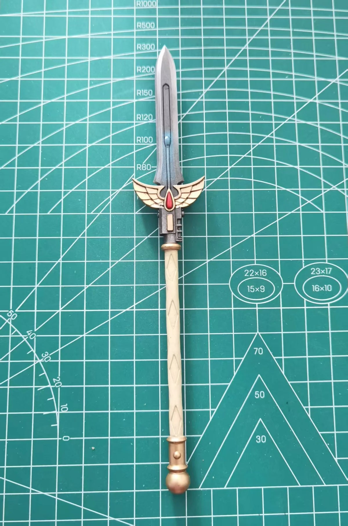 figurine articulée rouge épée ornementation fine base transparente fantastique warhammer blood angels