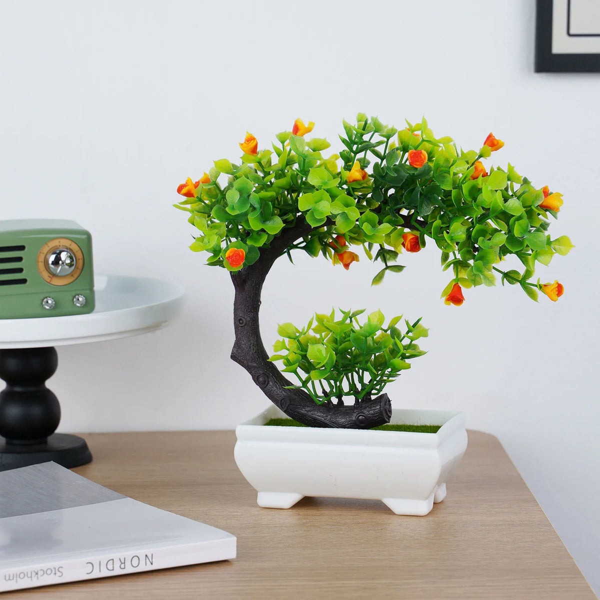 décoration intérieure bonsaï artificiel vert violet orange noir pot blanc mousse verte classique table