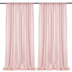 Deux longs rideaux de couleur rose pâle pendent sur une tringle noire.