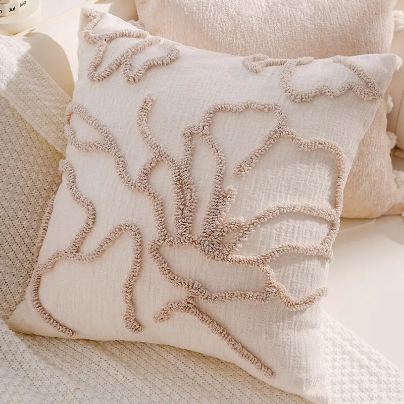 housse coussin décoration moderne motif géométrique brodé noir blanc pompons maison luxe