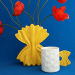 vase moderne jaune motif feuilles tasse blanche poignée croissant collection céramique salon