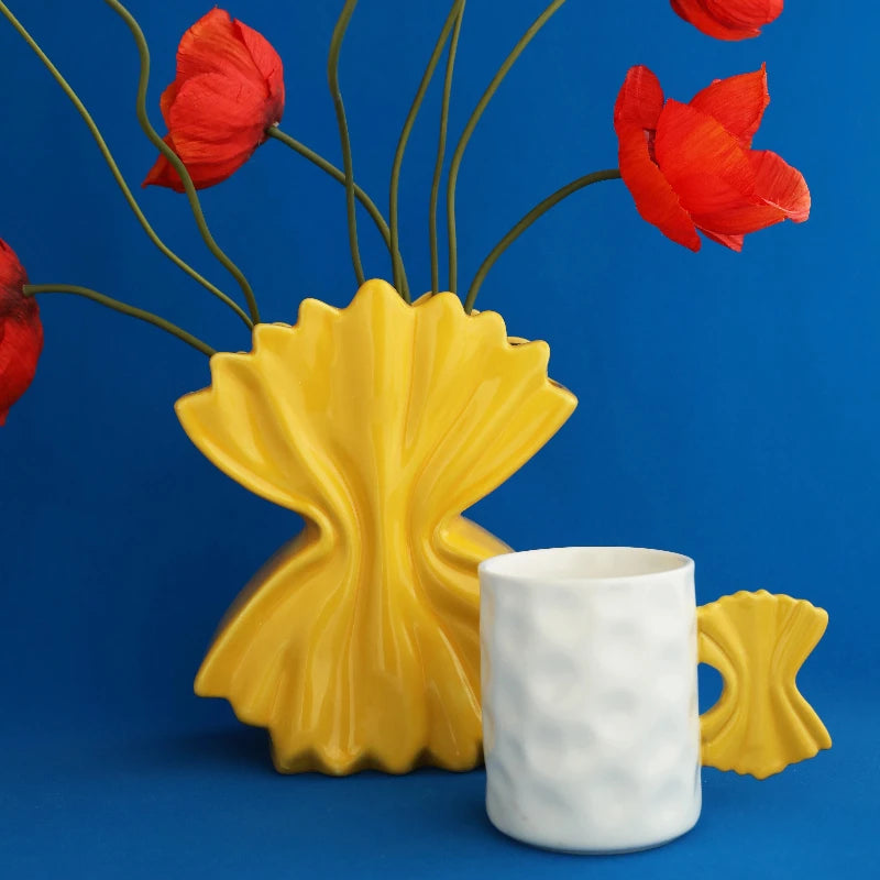 vase moderne jaune motif feuilles tasse blanche poignée croissant collection céramique salon