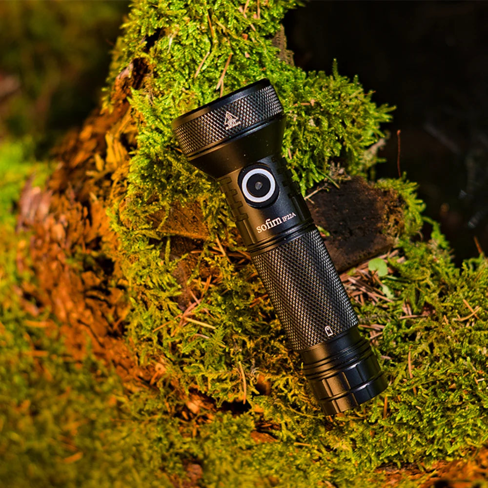 lampe torche rechargeable led intense 2000 lumens 500m portée texturée noire moderne