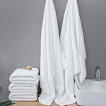 Serviette de bain dans une salle de bain moderne avec décoration épurée