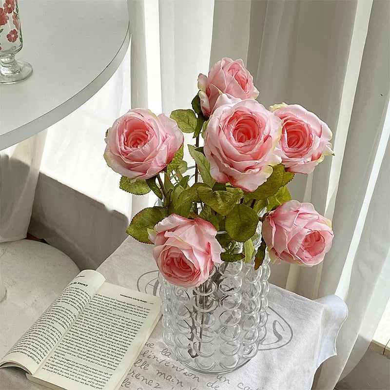 bouquet roses artificielles classique mariage intérieur blanc crème rose pale verte