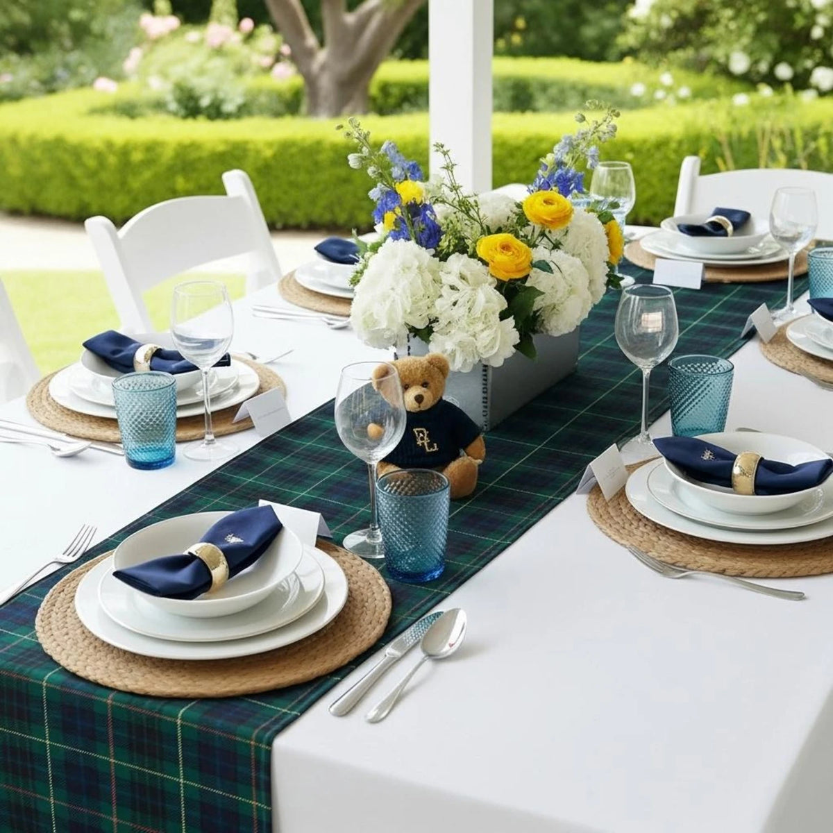chemin table tartan blanc vert bleu decoration table champetre chic motifs ecossais assiettes blanches