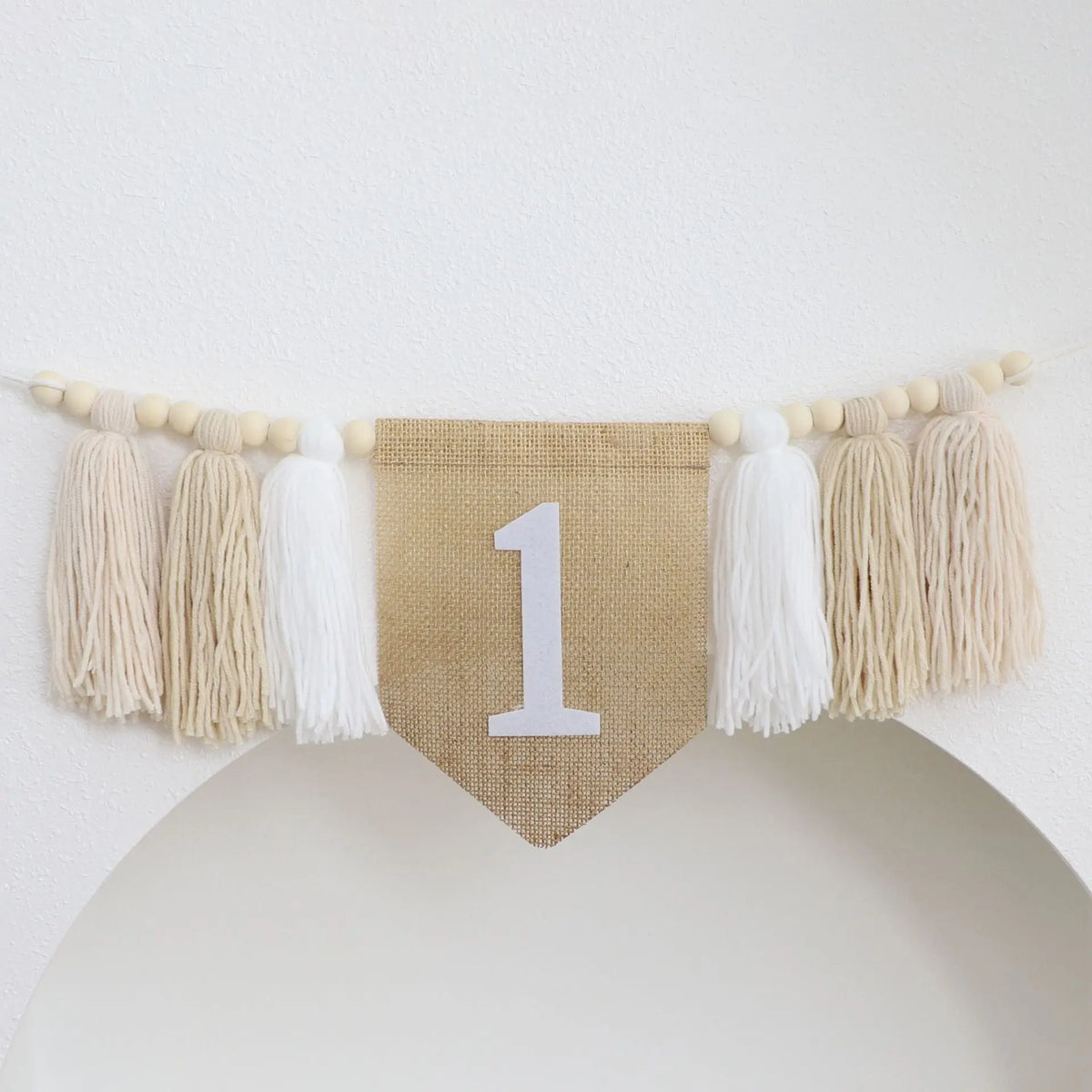 guirlande festivite couronne numerale deco chambre enfant motif pompon boho couleur neutre festive