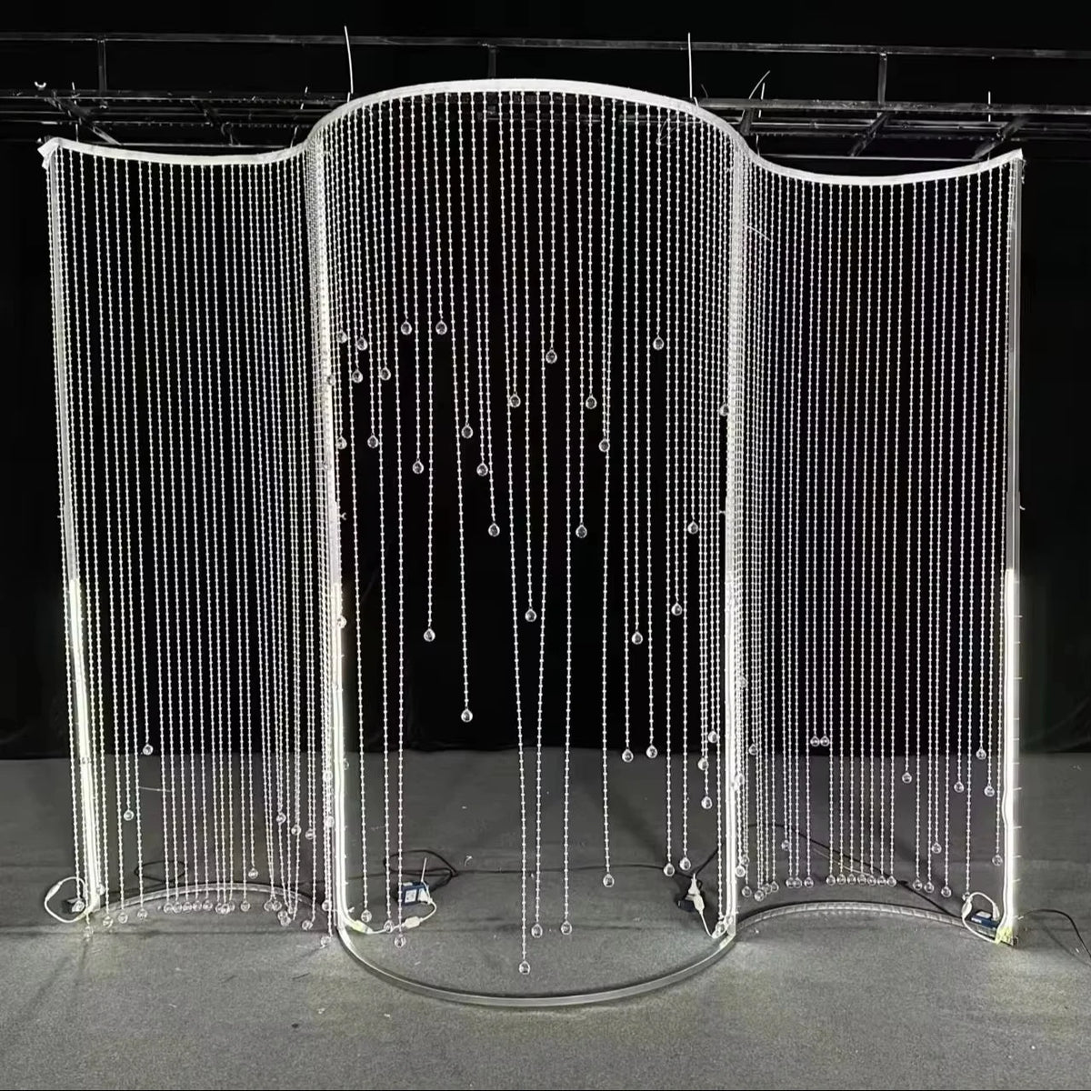 structure décorative arche cristal argenté blanc élégante festivité romantique supports chaînes tissu semi transparent