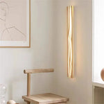 applique murale moderne bois doré ondulé fixée mur lumière blanc chaud
