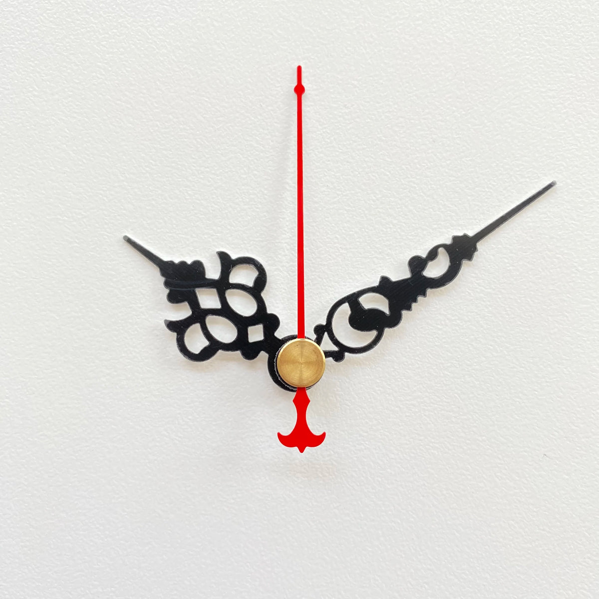 aiguilles horloge murales métal dorées noires blanches rouges modernes élégantes mouvement quartz fixations remplacent