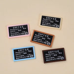 plateaux simulation résine miniature décorative assiettes gâteaux motifs fleurs carreaux textes couleurs marron blanc