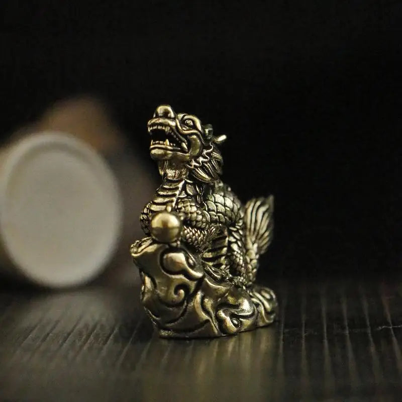statue dragon dorée détails sculpturaux artisanal feng shui décoration intérieure ornement fine