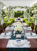 chemin table tartan blanc vert bleu decoration table champetre chic motifs ecossais assiettes blanches