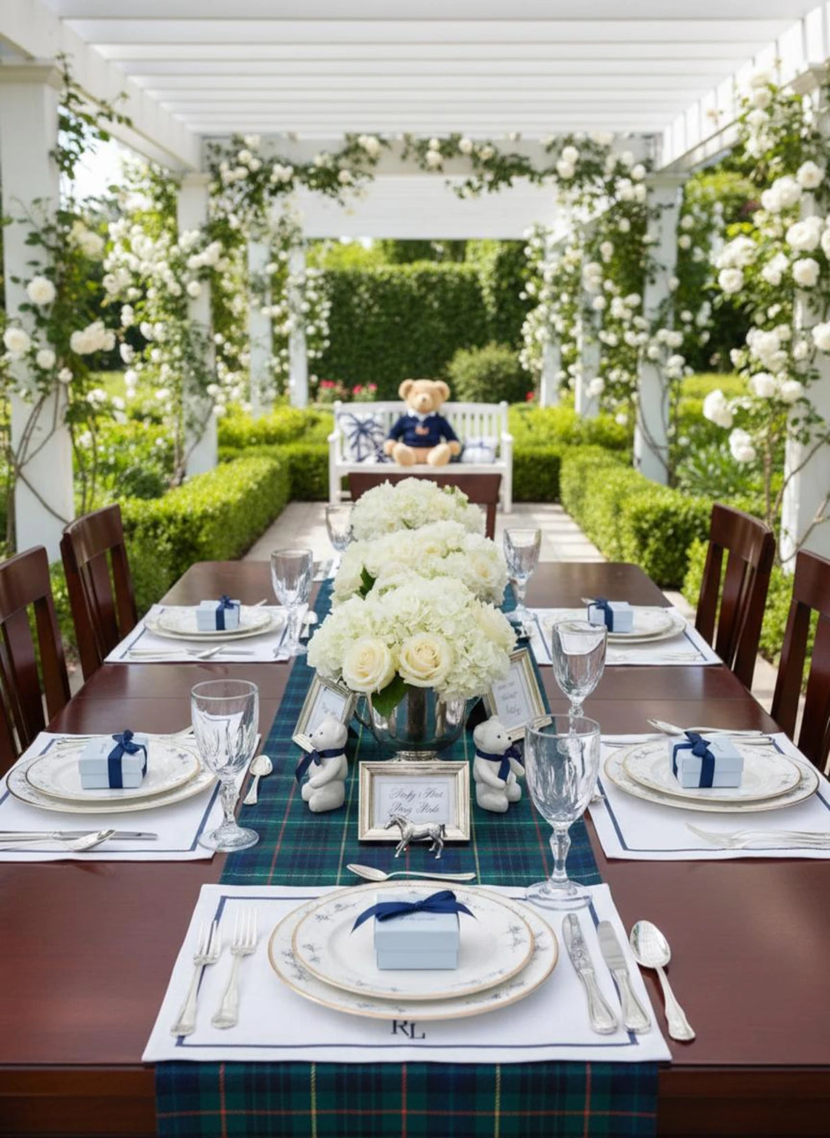 chemin table tartan blanc vert bleu decoration table champetre chic motifs ecossais assiettes blanches