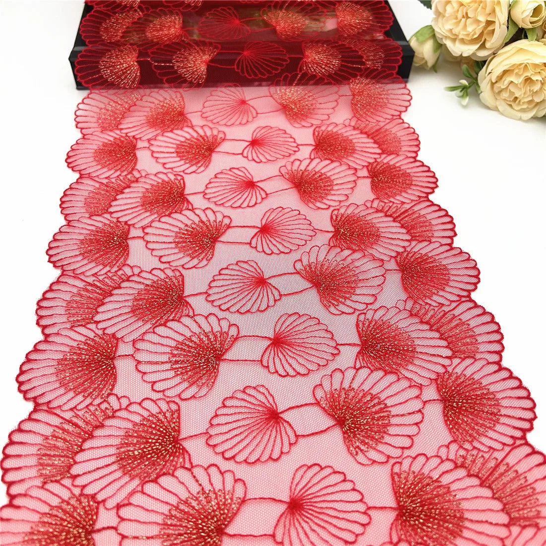 tissu brodé rouge motif coquillages dorés transparent large 25cm festif mariage deco