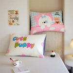 Une chambre chaleureuse emplie de jouets, de coussins et d'accessoires mignons, créant une ambiance douce et accueillante pour les jeunes enfants.